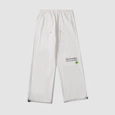 Vaqueros con bordados flocados y letras de hip-hop